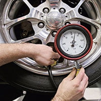 Как проверить давление в шинах
