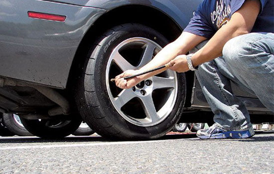 Как правильно проверить давление в шинах?